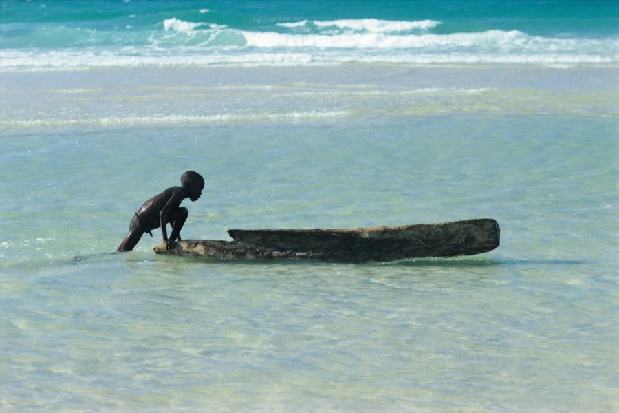 Jeune garçon et pirogue. Tom Pepeira - Iconotec