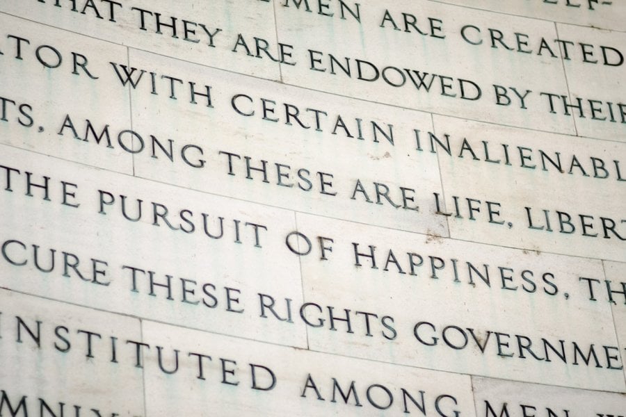 Extrait de la déclaration d'indépendance des Etats Unis, gravée dans la pierre. (© azyllama - Fotolia))