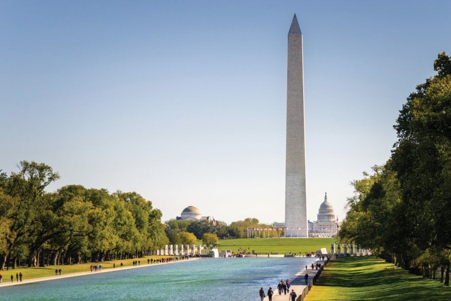 Washington Monument. (© AlbertPego))