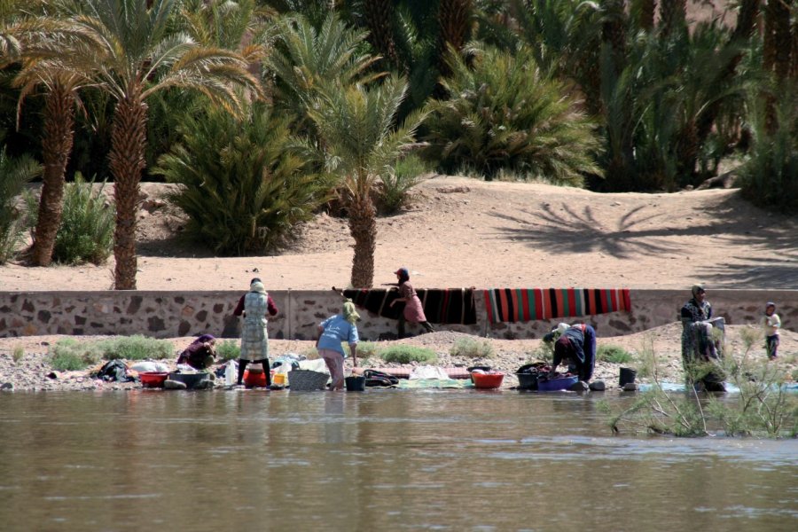 Femmes lavant le linge dans le Drâa. Stéphan SZEREMETA