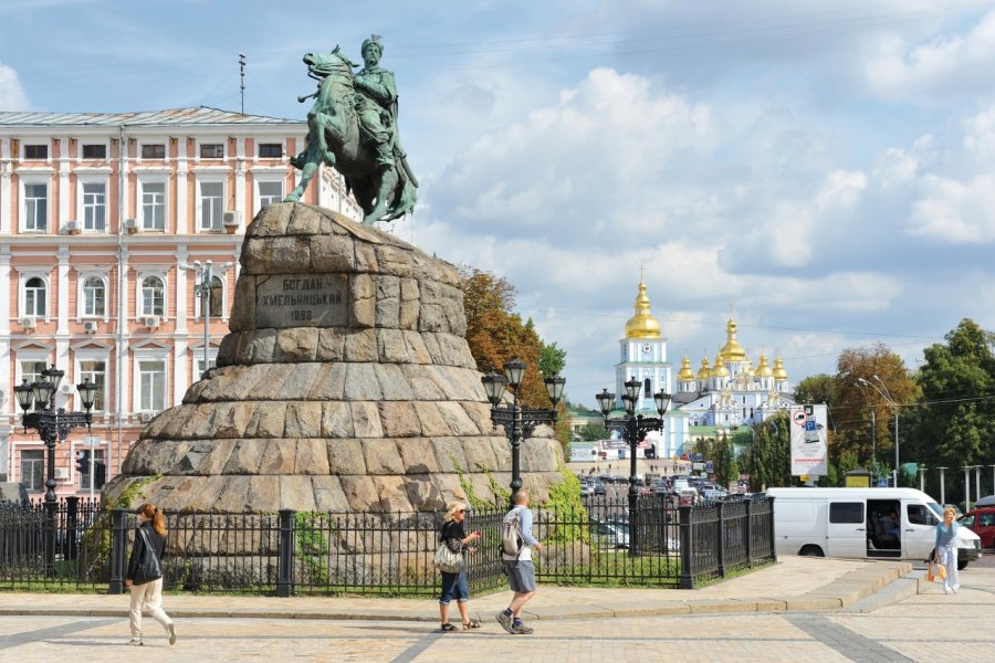 Place Sofiyska, statue du héros cosaque Bohdan Khmelnitski. Au fond, cathédrale Saint-Michel. Patrice ALCARAS
