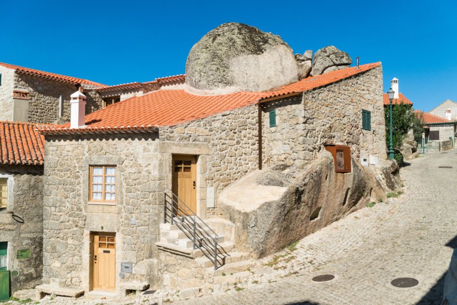 Maisons en pierre et rues historiques du village de Monsanto. Kartinkin77 - Shutterstock.com
