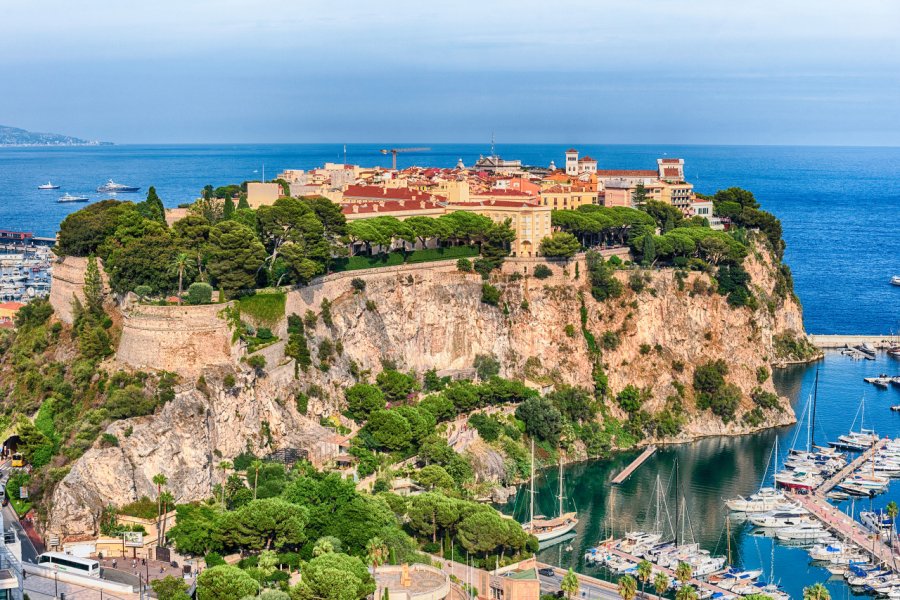 Le Rocher où se trouve le palais princier Greens and Blues - Shutterstock.com