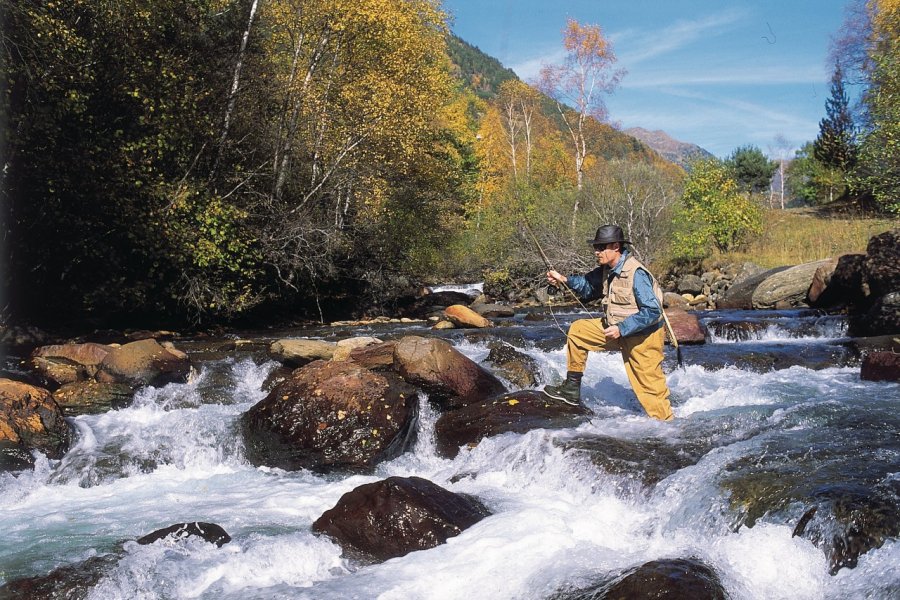 Pêcheurs dans la rivière d'El Serrat Ministère du Tourisme du Gouvernement d'Andorre