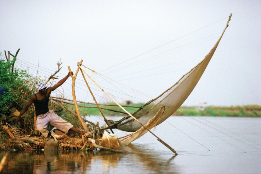 Pêche sur les rives de la rivière Bénoué. Sébastien CAILLEUX