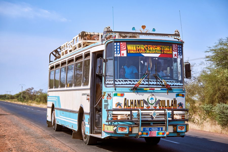 Bus dans les environs de Diourbel. Vladimir Zhoga - Shutterstock.com