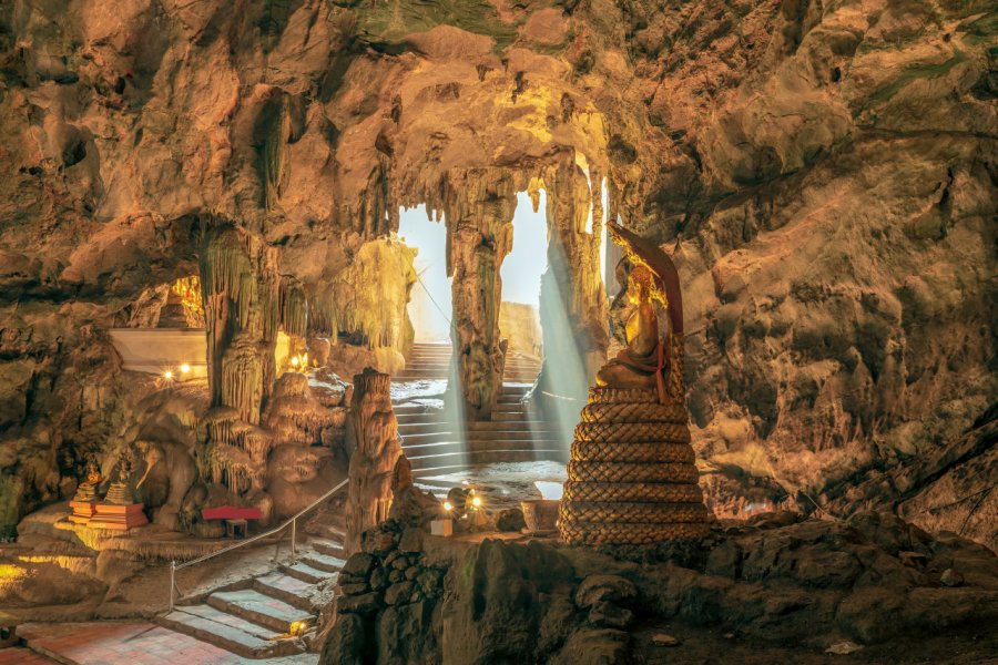 La grotte de Khao Luang. littlewormy - Shutterstock.com