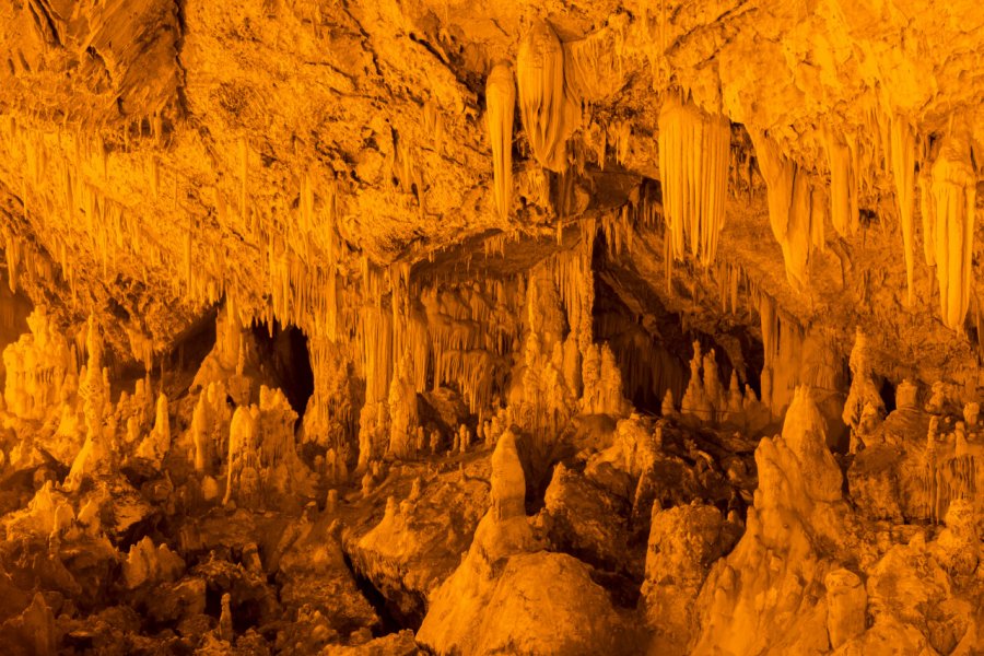 Grotte de Perama. Alberto Loyo - Shutterstock.com