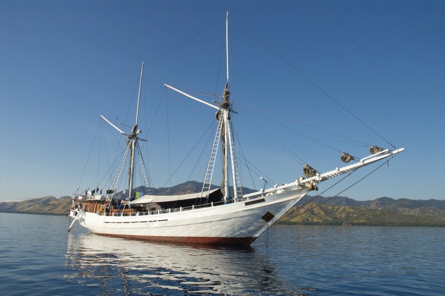 Bateau de plaisance naviguant dans l'archipel de Pulau Tujuhbelas. Léa Smith - Iconotec