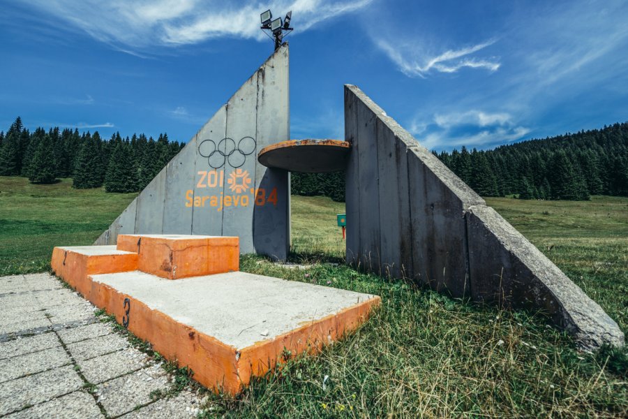 Le podium des Jeux olympiques d'hiver de 1984 sur le mont Igman. Fotokon - shutterstock.com