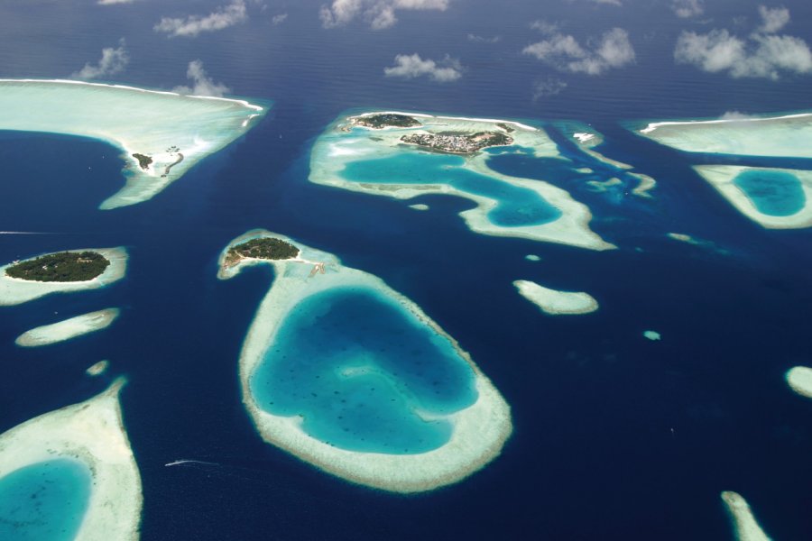 Survol des îles de Malé Sud. MartinKovalenkov - iStockphoto.com