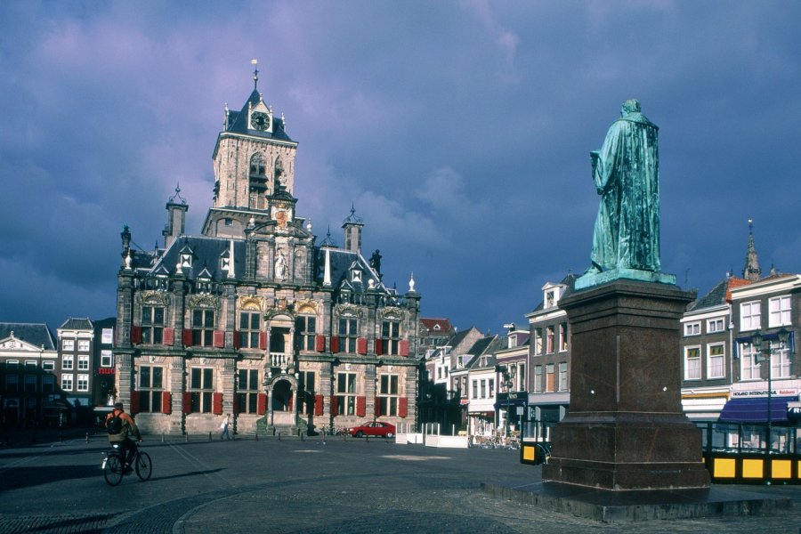 Statue du juriste Grotius face à l'hôtel de ville de Delft. Henri Conodul - Iconotec