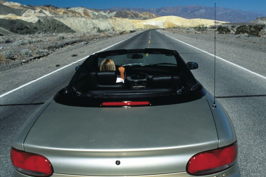 Route dans le désert de la Death Valley. (© John Frechet - Iconotec))