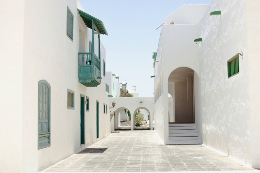 Rue typique de Costa Teguise. Javier Martinez Bravo - iStockphoto.com