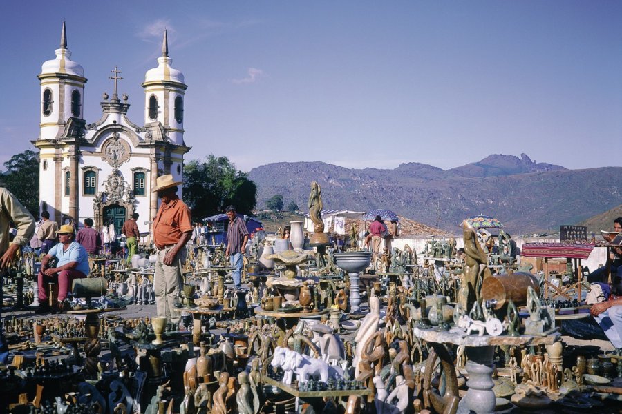 Souvenirs au pied de l'église Saint-François-d'Assise. (© Cesario DA FONSECA - Iconotec))