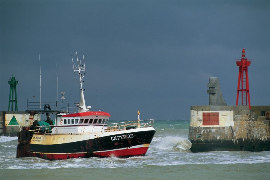 Bateau de pêche (© TOM PEPEIRA - ICONOTEC))