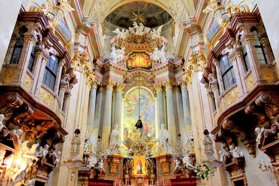 L'intérieur de l'église Saint-Pierre à Vienne. Paolo Gianti - Shutterstock.com