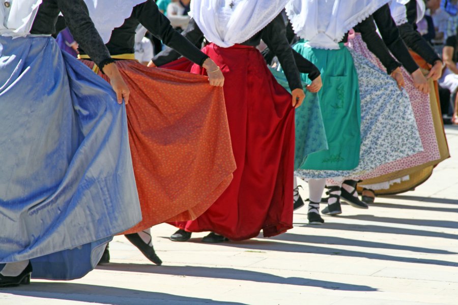 Danses provençales. illustrez-vous - Shutterstock.com