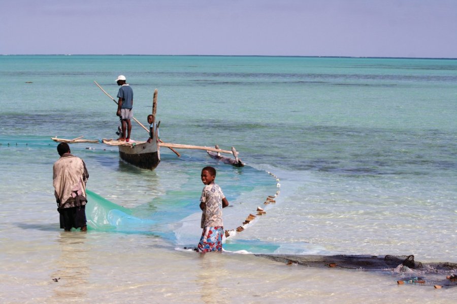 Pêcheur dans le lagon d'Ambatomilo Arnaud BONNEFOY