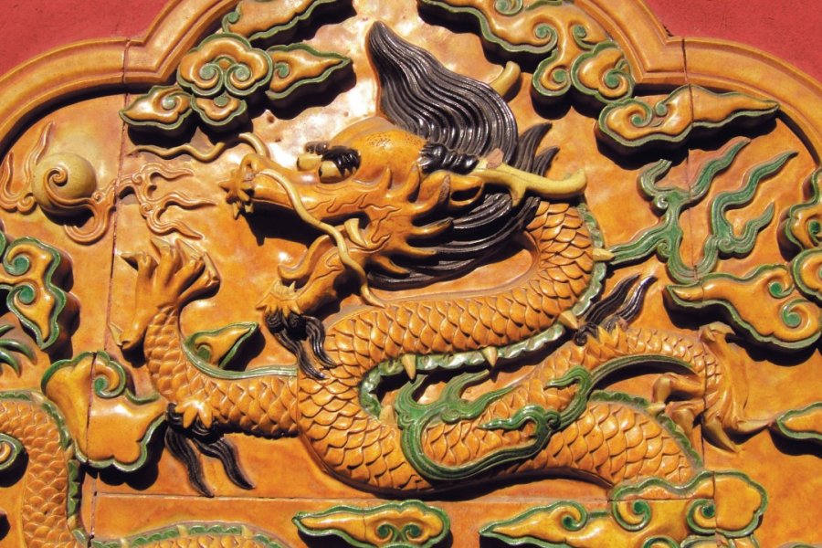 Cité Interdite, céramique de dragon, être céleste omniprésent. Stéphan SZEREMETA