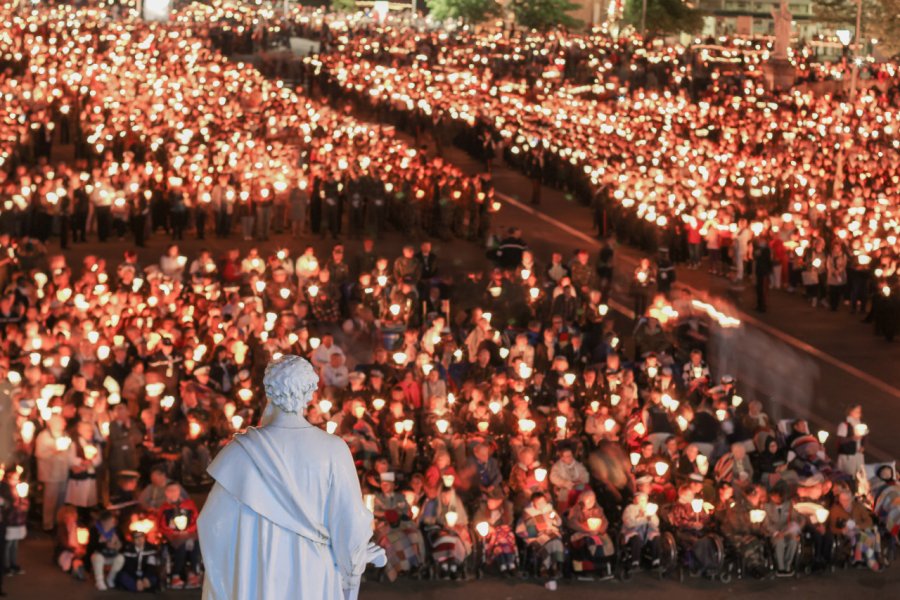 Retraite aux flambeaux à Lourdes. Boris - stock.adobe.com