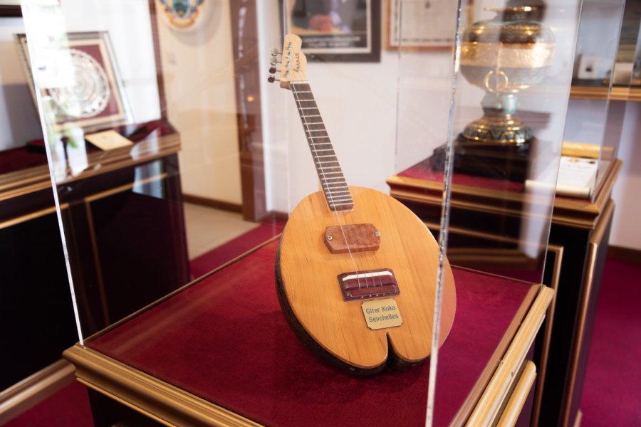 Guitare fabriquée à partir d'une cocofesse, Musée national d'histoire des Seychelles. 22Images Studio - Shutterstock.com