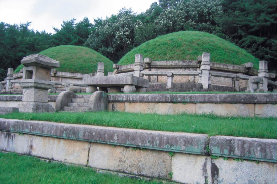Une tombe royale de la dynastie Koryŏ. Dominique Auzias