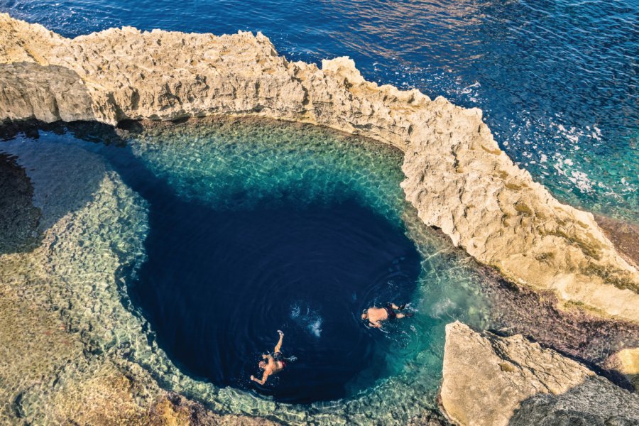 Plongeurs dans le Blue Hole à Gozo. ViewApart - iStockphoto.com