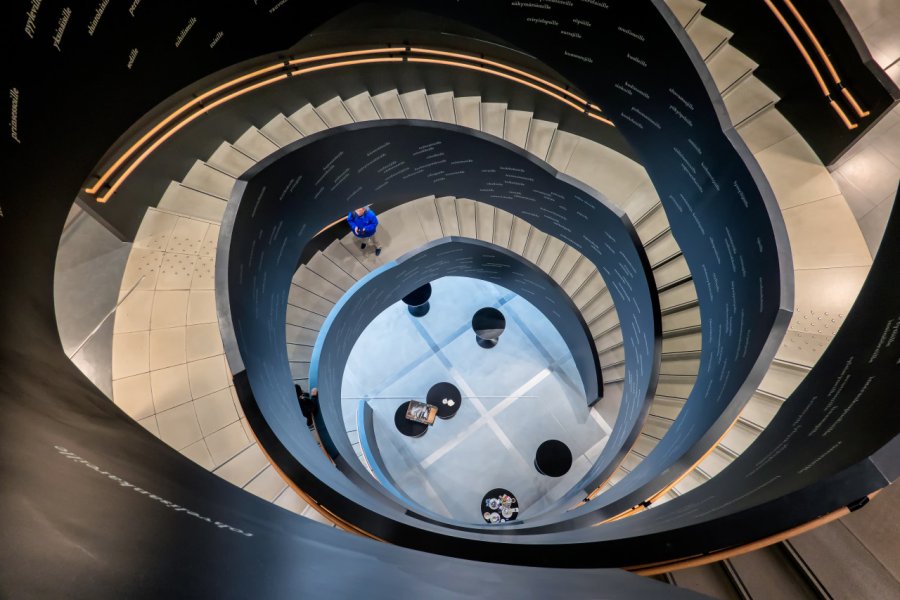Les escaliers à l'intérieur de la Bibliothèque Oodi à Helsinki. Frank Bach - Shutterstock.com