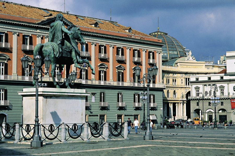 Statue équestre sur la piazza del Plebiscito faisant face à la Galleria Umberto I. Hugo Canabi - Iconotec
