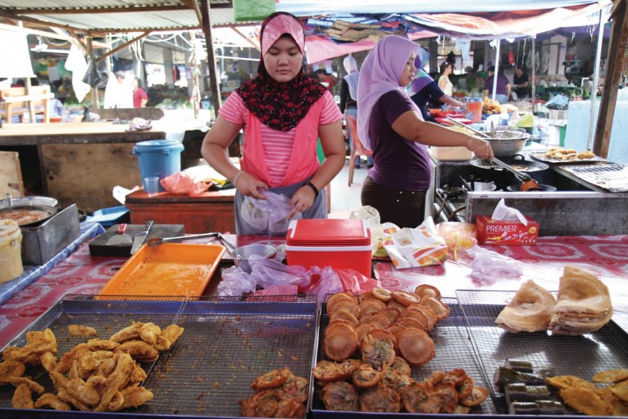 Vendeuses sur le marché alimentaire de Serian Stéphan SZEREMETA