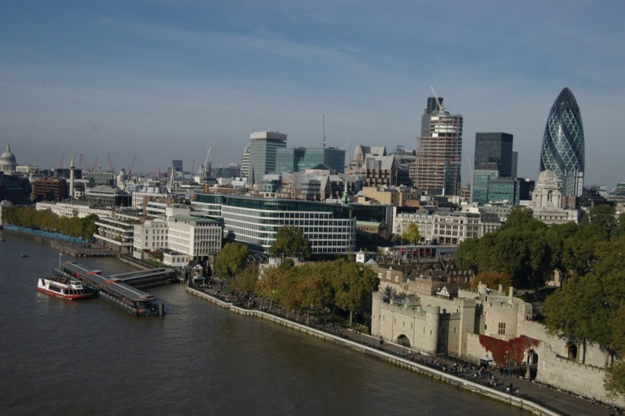 Tower of London et La City vues du Tower Bridge. (© Stéphan SZEREMETA))