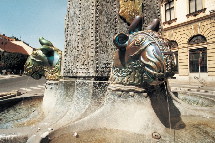 Fontaine à la tête de taureau - Manufacture de Zsolnay. Stéphan SZEREMETA