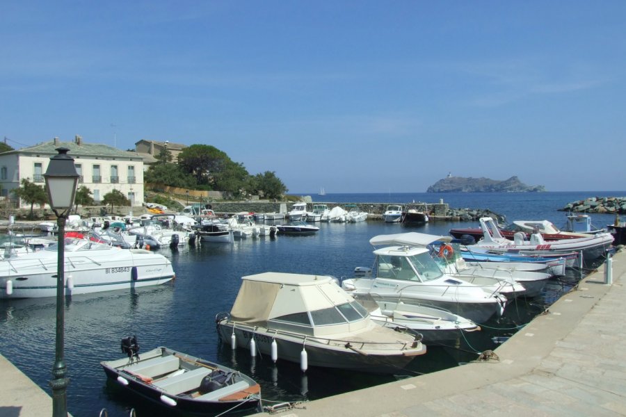 Le petit port de Barcaggio et l'ilot de la Giraglia Xavier Bonnin