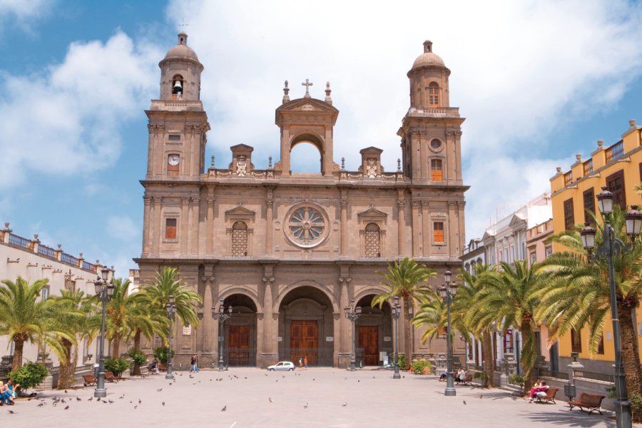 Parvis de la cathédrale Santa Ana, plaza Santa Ana. Author's Image