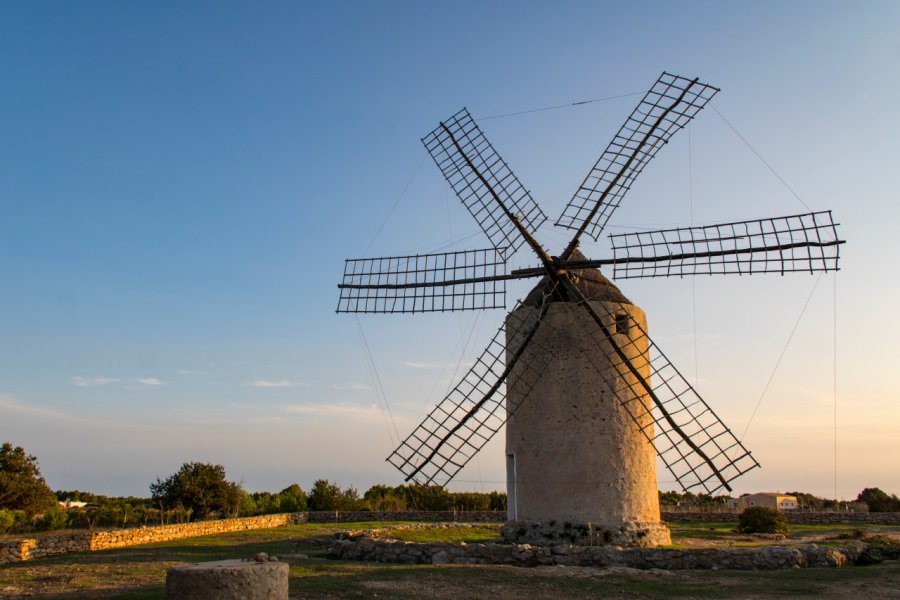 Moulin de La Mola. Charles_fotos - Shutterstock.com