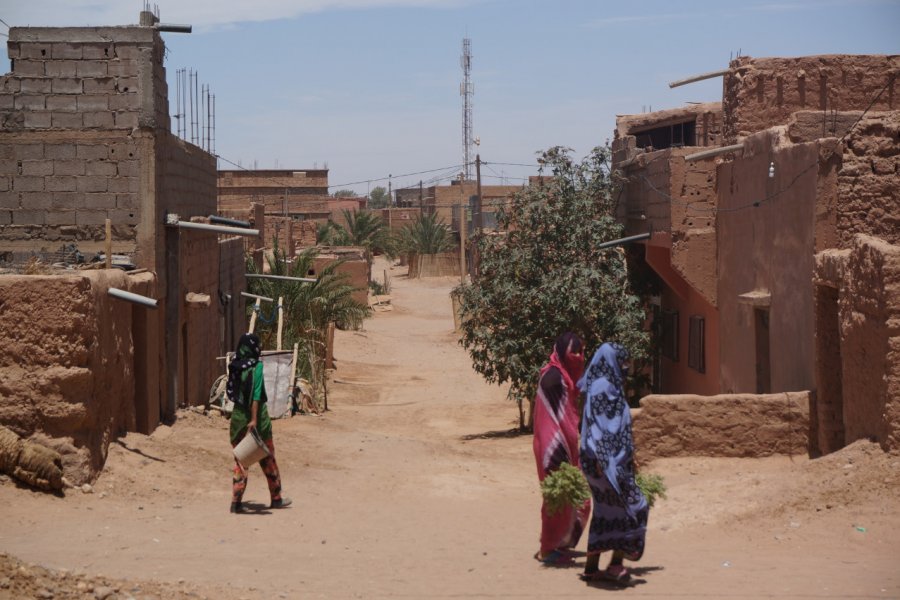Femmes dans les rues sableuses du village de M'Hamid. Elisa Vallon