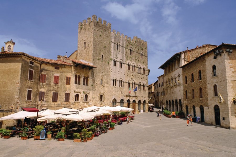 Place Garibaldi à Massa Marittima. LianeM - Fotolia