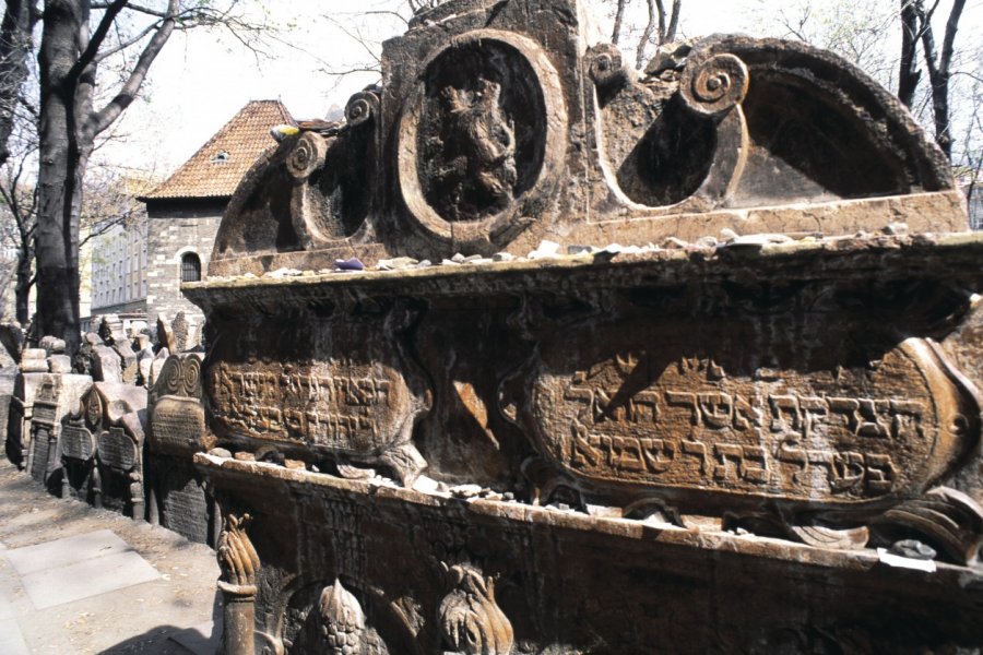 Vieux cimetière juif rappelant l'importance de Josefov autrefois. Itzak Newmann - Iconotec