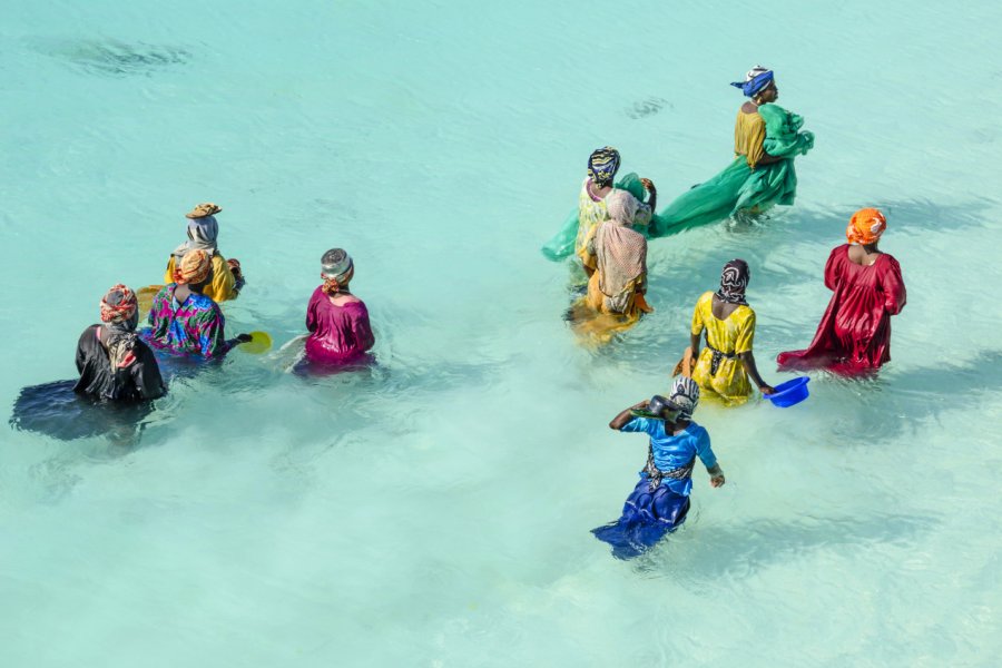 Femmes partant à la pêche. laranik - Shutterstock.com