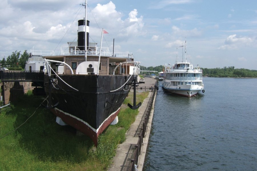 Bateaux sur la rive du fleuve Iénesseï Stéphan SZEREMETA