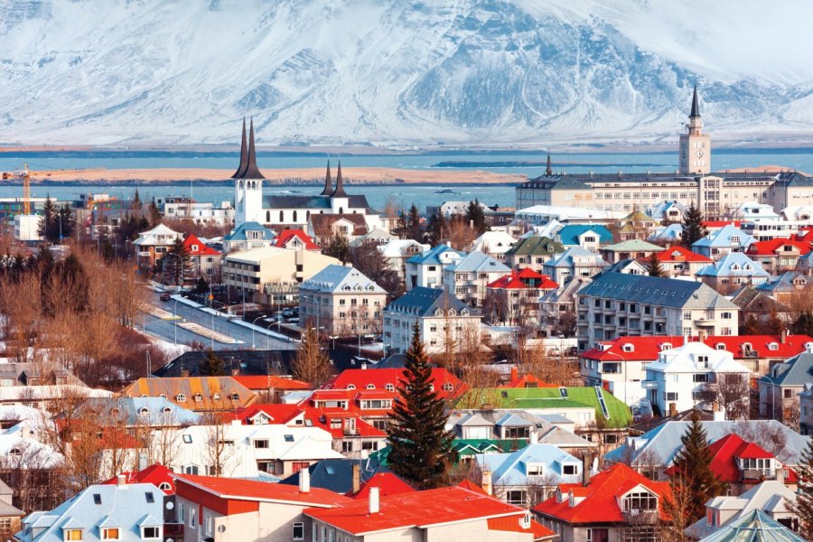 Survol de Reykjavík. powerofforever - iStockphoto