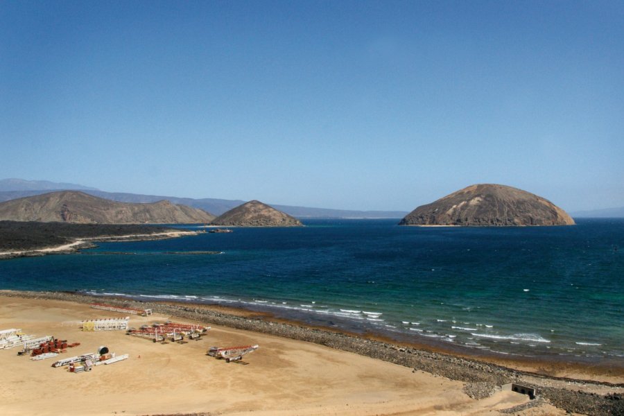 La plage et l'île de Guinni Kôma (ou 