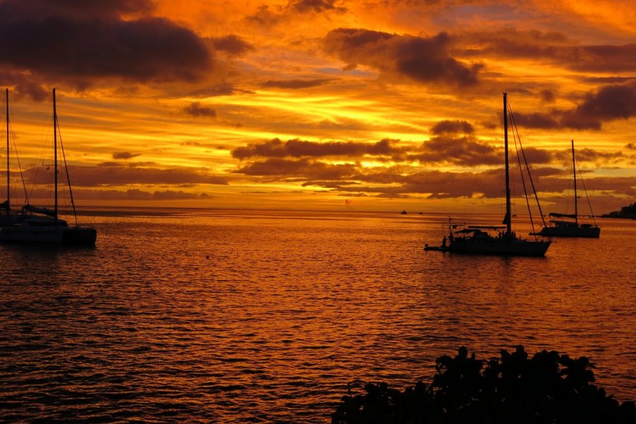 Coucher de Soleil sur la baie de Roseau. Gilles MOREL