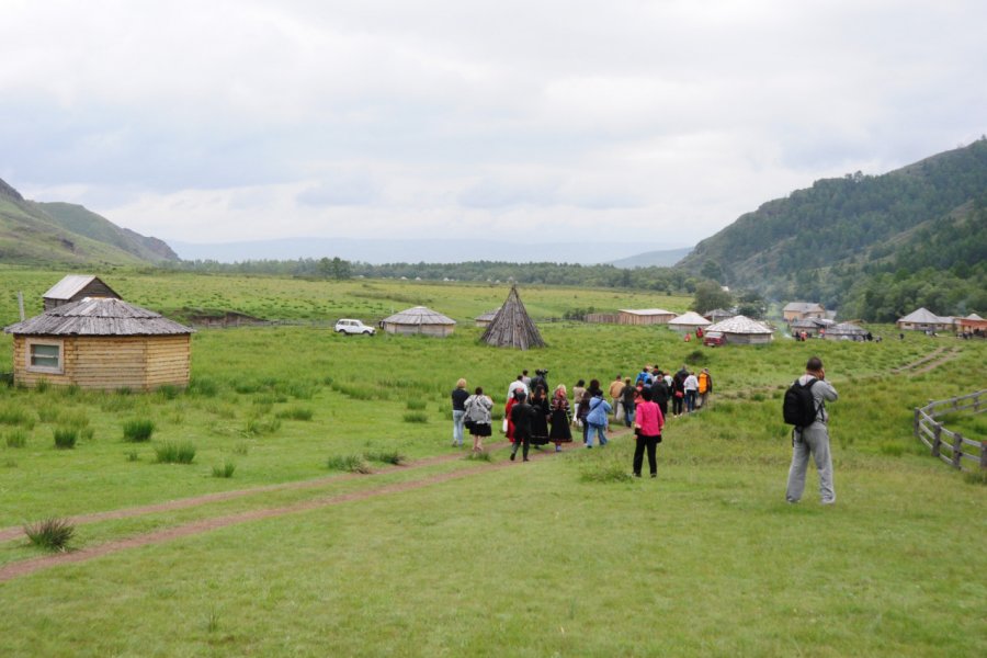 Visiteurs dans l'écomusée de Kazanovka. Khakassia Tourist Information Centre