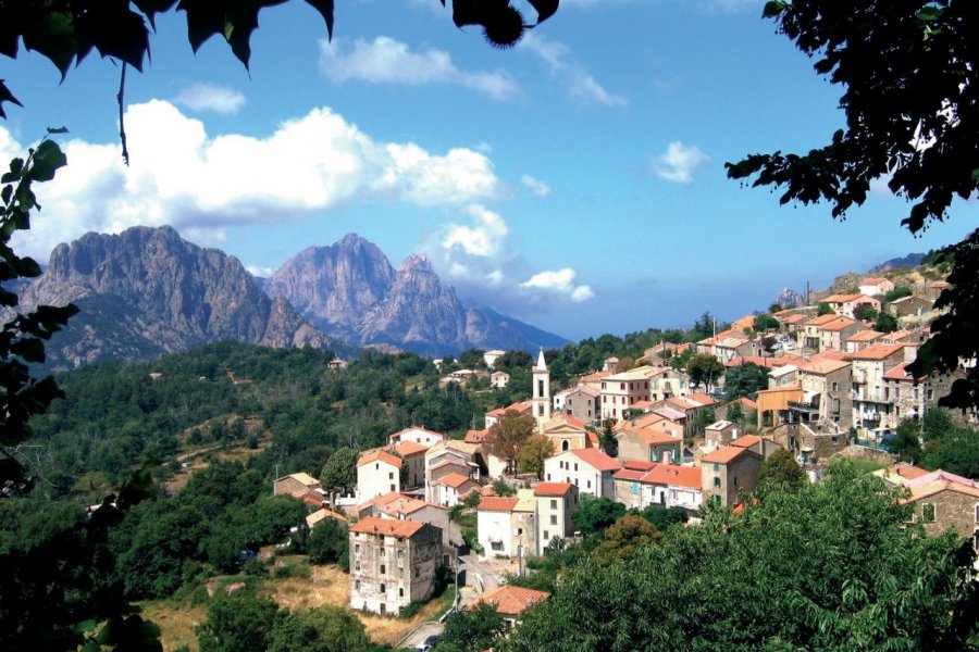 Vue d'ensemble du village d'Évisa au coeur des montagnes (© Bernard FAVRIL - Fotolia))