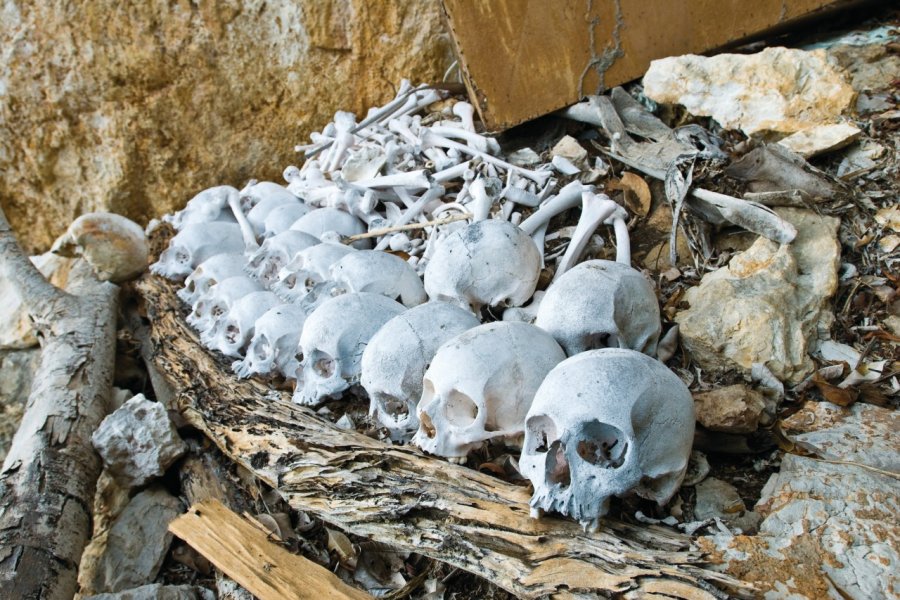 Crânes et ossements conservés sur le lac Kutubu lors de rituels funéraires. (© Philippe Gigliotti))
