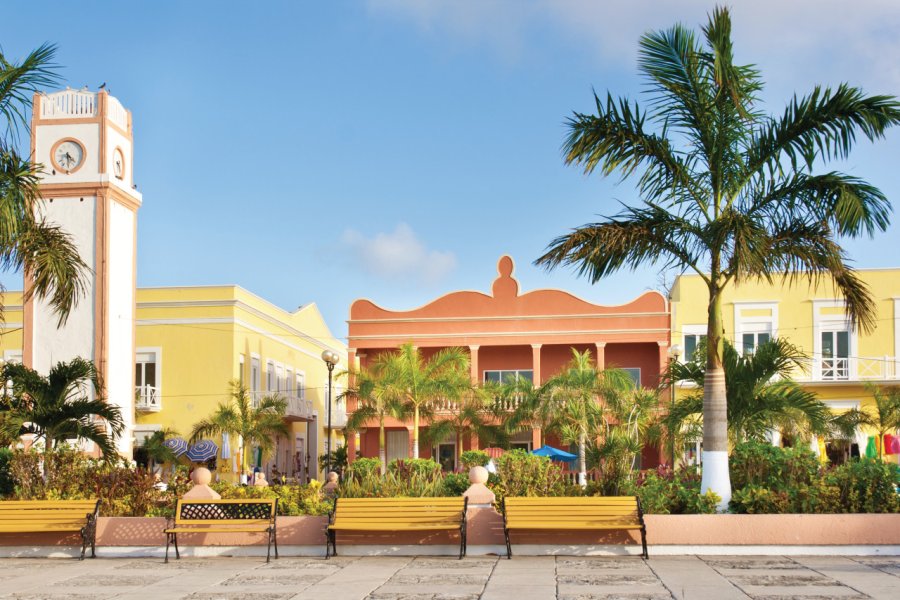 Tour de l'horloge sur Plaza del Sol, San Miguel de Cozumel. YinYang - iStockphoto