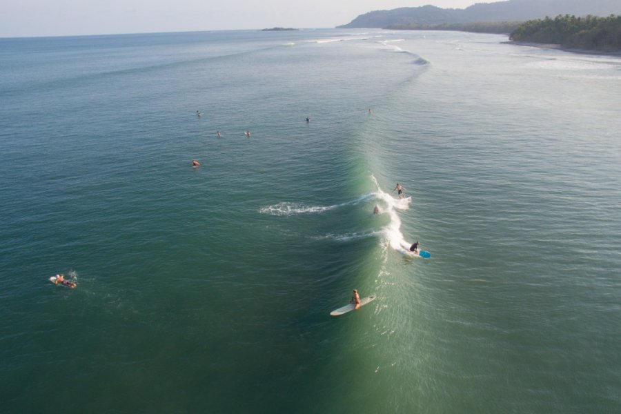 Surfeurs à Jaco. Colin - stock.adobe.com