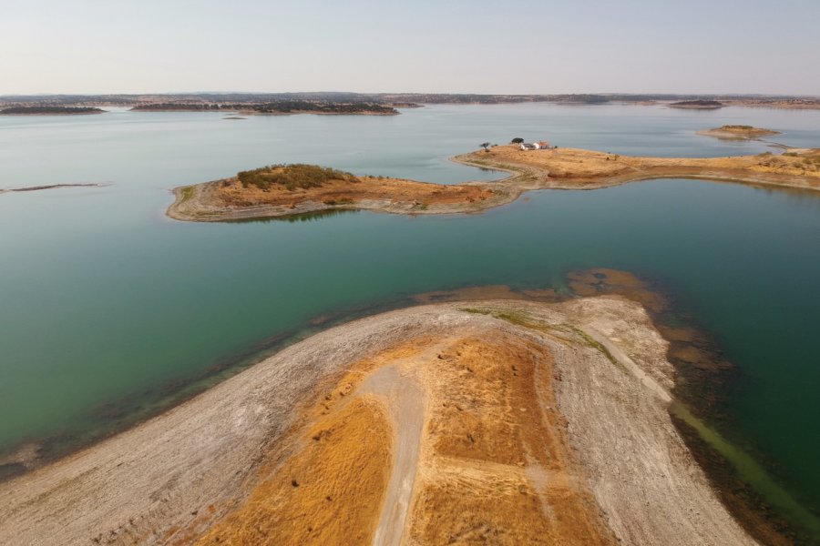 Barrage d'Alqueva dans la région de l'Alentejo. zulufriend - istockphoto.com